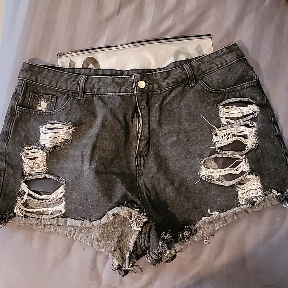 Plus High Waisted Ripped Raw Hem Demin Shorts